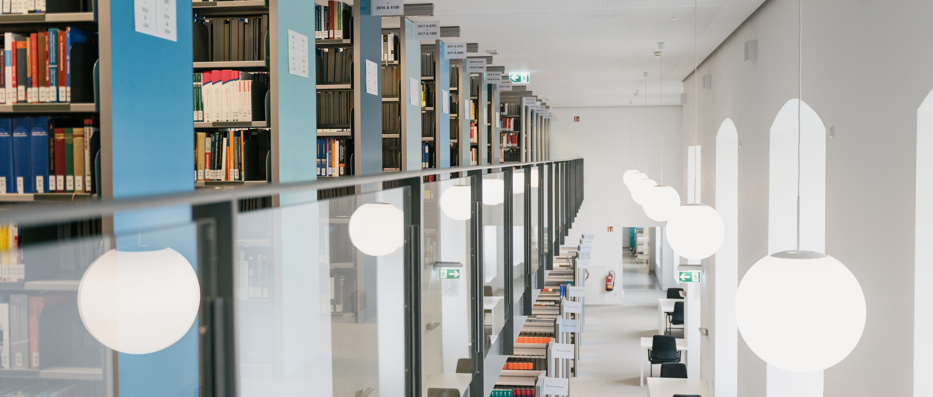 Galerie mit Bücherregalen im Ausleihzentrum Schloss Westflügel.