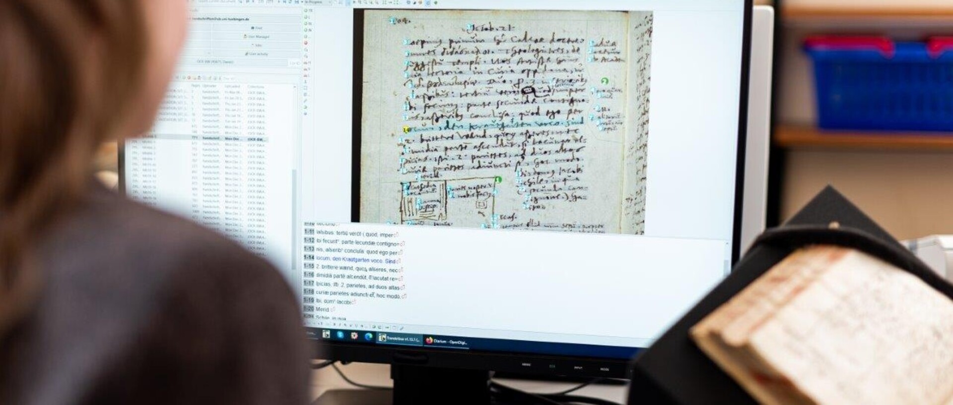 Eine Person sitzt vor einem Computermonitor und arbeitet mit einem Programm zur Texterkennung.