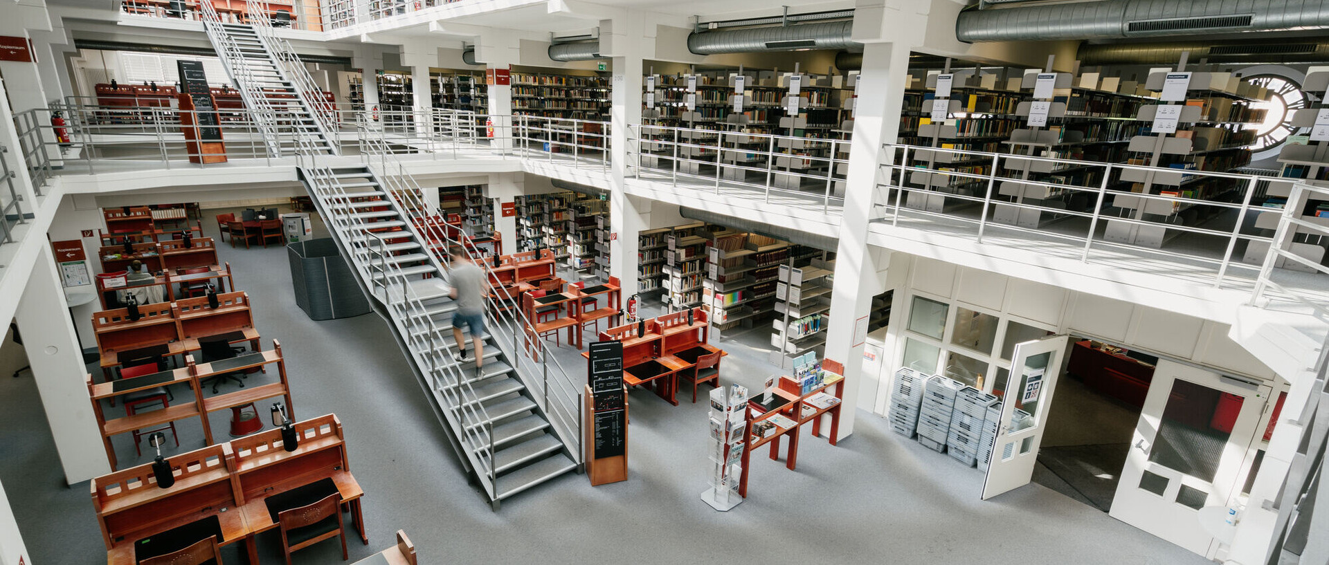 Der Bibliotheksbereich A3 mit Treppe und Galerie