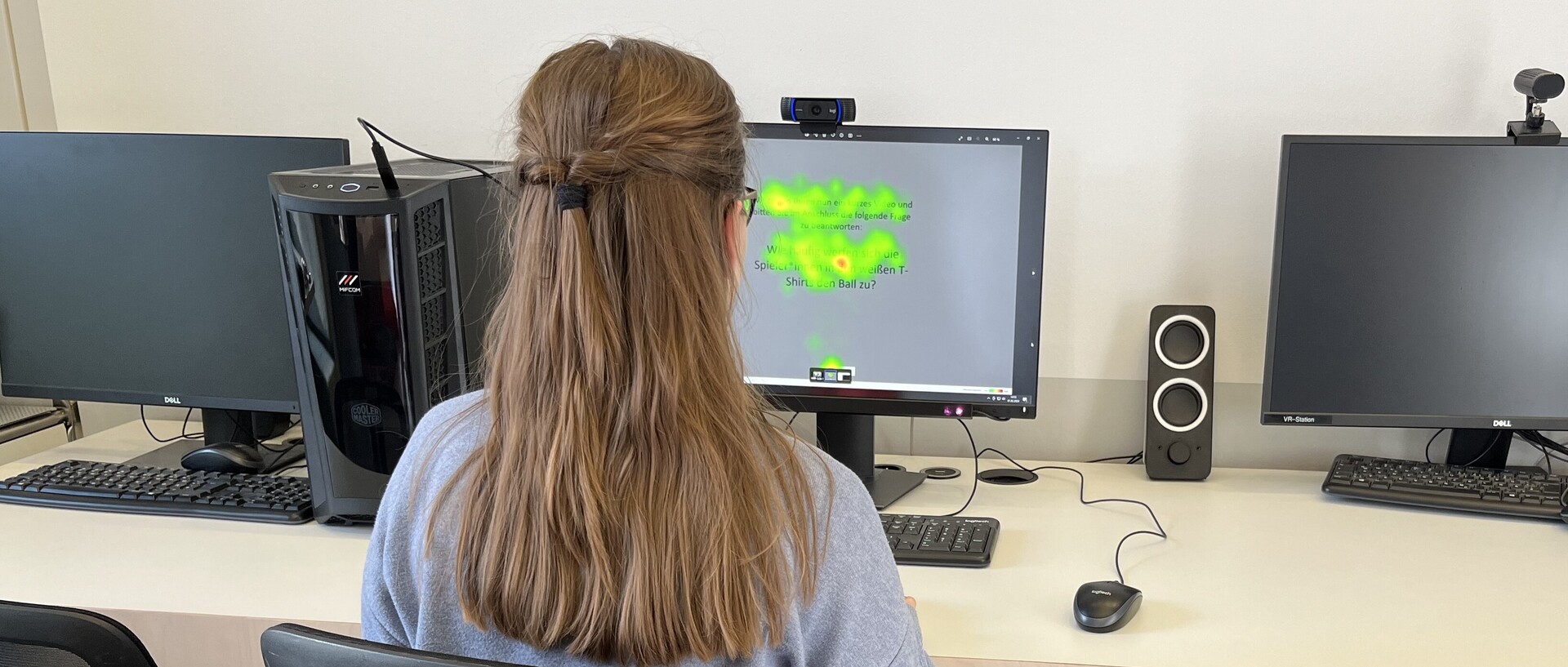 Eine Person sitzt an der Eye-Tracking-Station im ExpLAB im Bibliotheksbereich Schloss Schneckenhof.