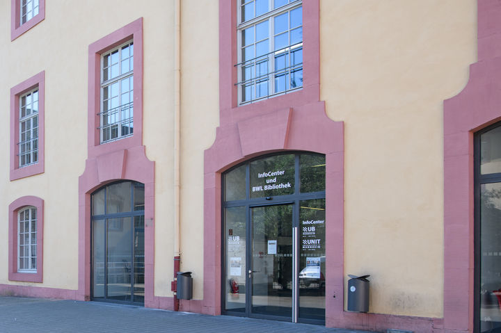 Schneckenhof mit Eingang zum Bibliotheksbereich Schloss Schneckenhof und zum InfoCenter der UNIT und der Universitätsbibliothek.