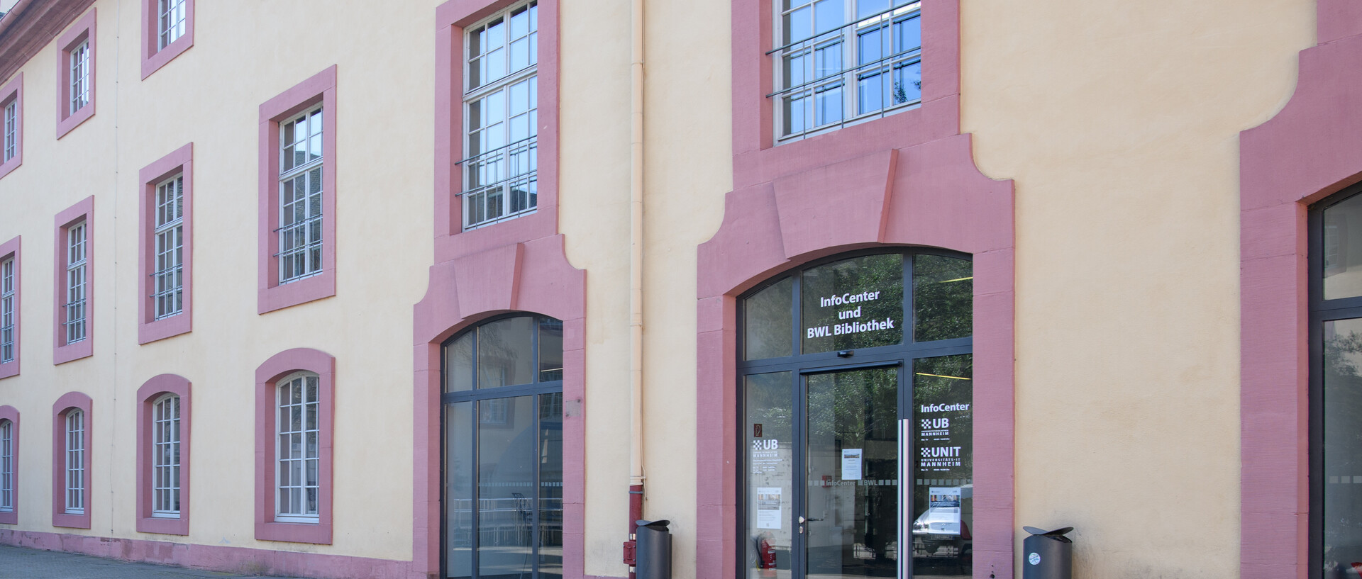 Schneckenhof mit Eingang zum Bibliotheksbereich Schloss Schneckenhof und zum InfoCenter der UNIT und der Universitätsbibliothek.