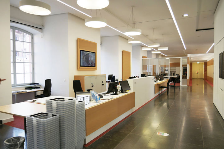 Die Infotheke des Bibliotheksbereichs Schloss Schneckenhof und das InfoCenter der Universitätsbibliothek.